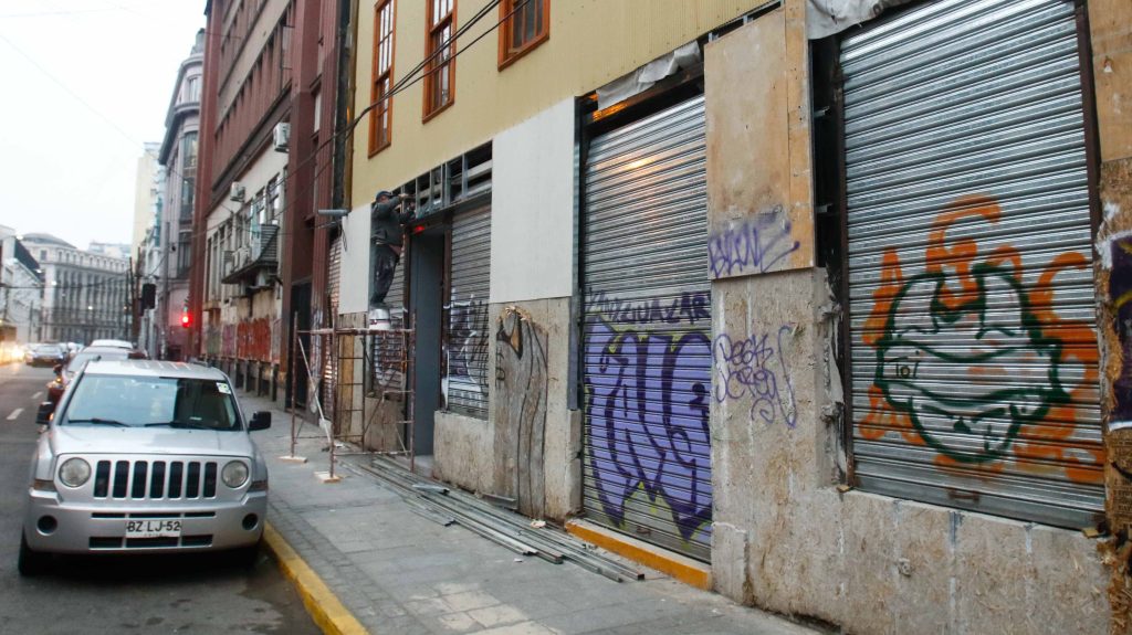 Más de 350 locales cerrados desde el estallido: Cifras del deterioro total para los negocios en Valparaíso