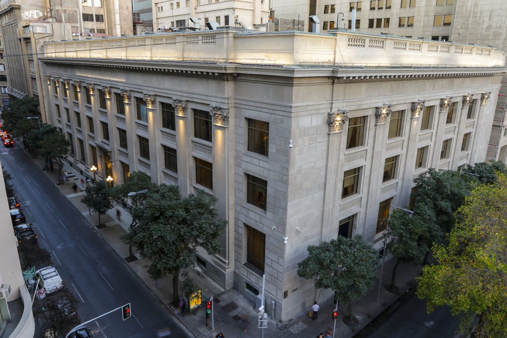 Carolina Abuauad, analista senior de Vinci Compass e investigadora asociada P!ensa: “A pesar de la incertidumbre, el entorno favorece que el Banco Central pueda retomar las bajas de tasas”