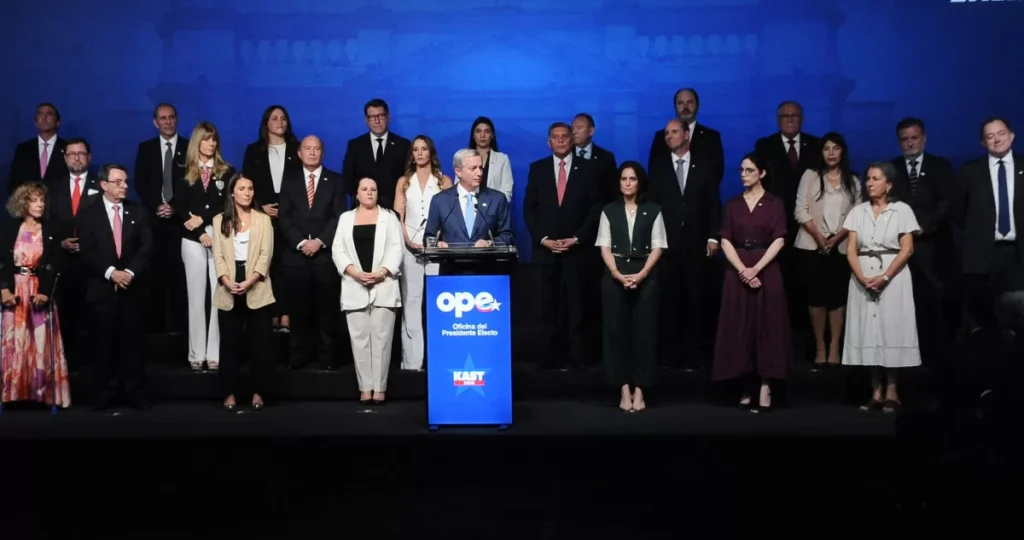 Gabinete de Kast: un mix entre experiencia y juventud