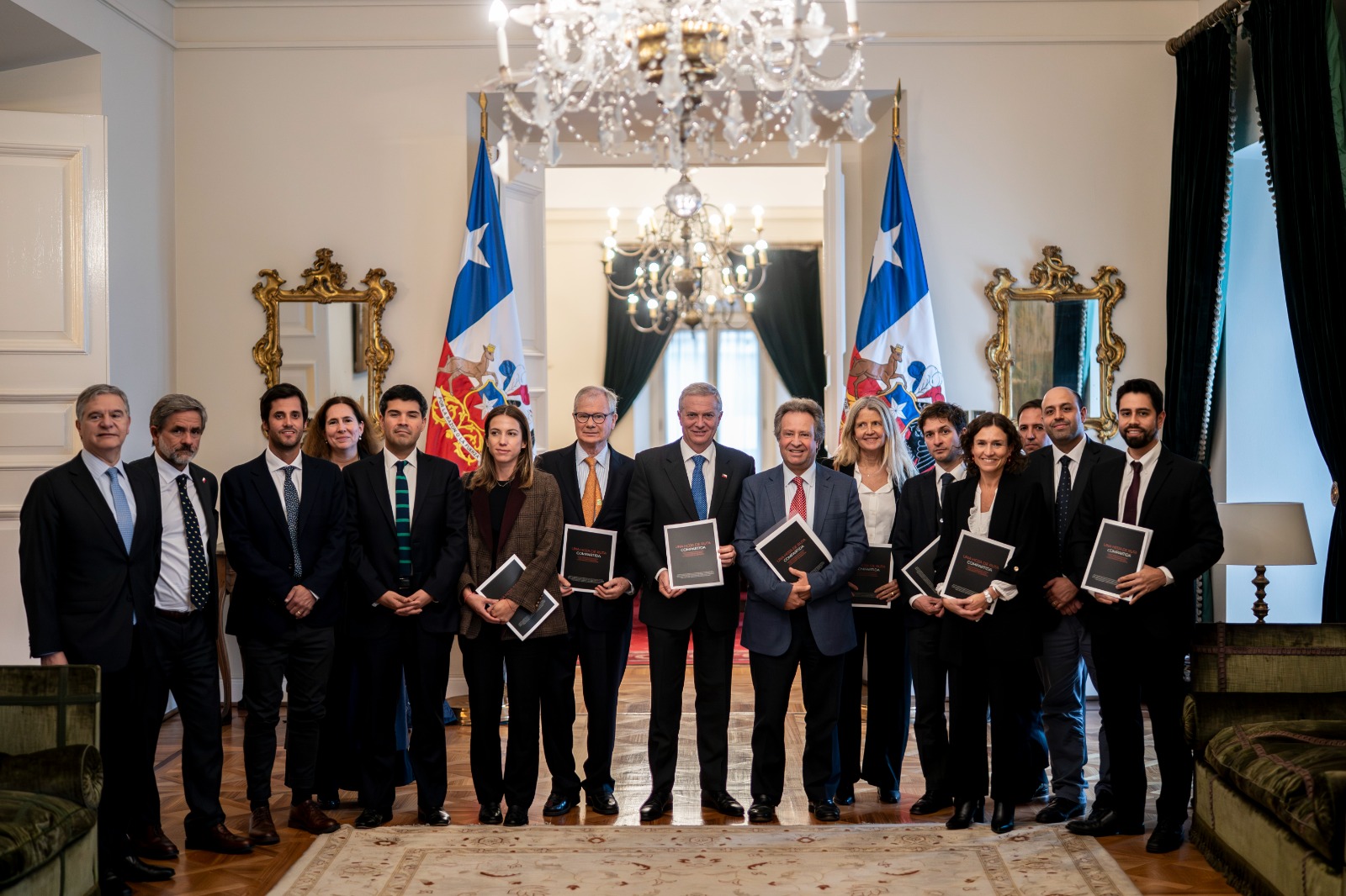 Doce centros de estudios le entregan “hoja de ruta” al Presidente en La Moneda