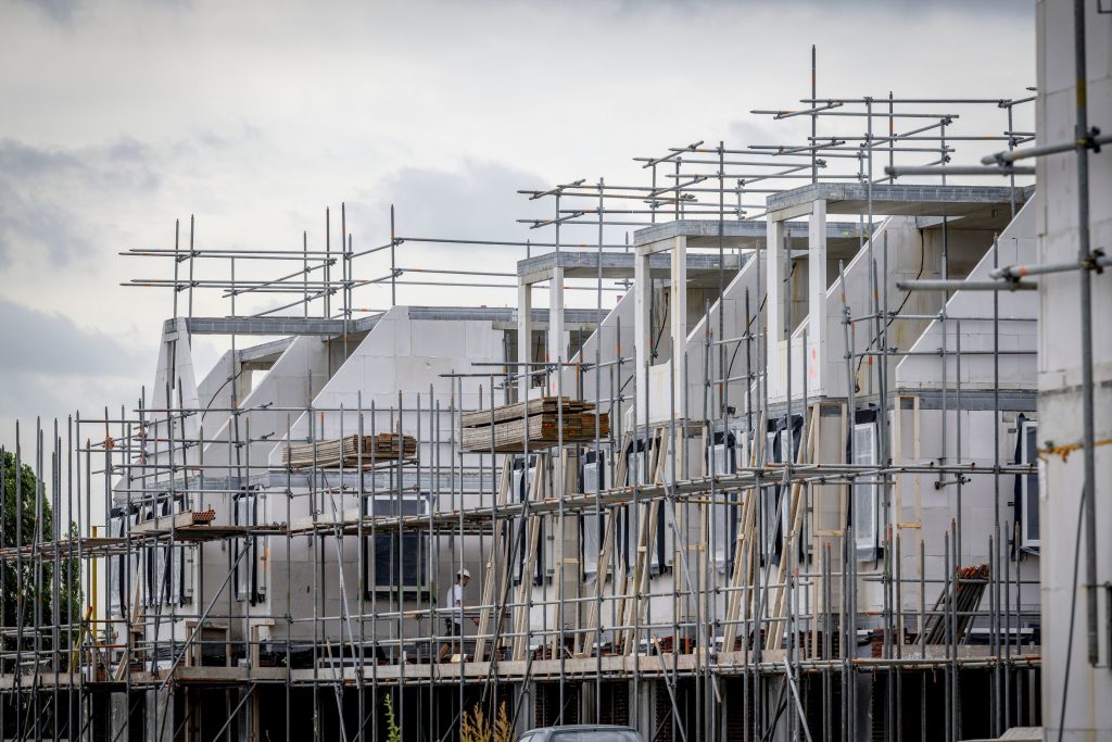 ¿Comprar suelo o construir viviendas?
