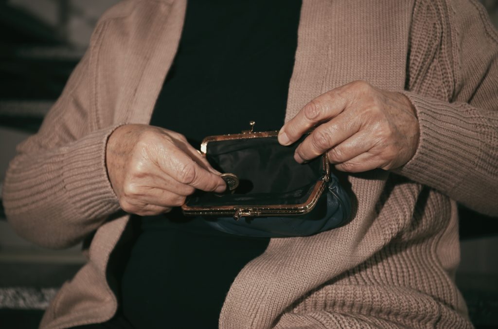 La paradoja de adultos mayores que pagan contribuciones: una exención alivia al principio, pero los perjudicaría después